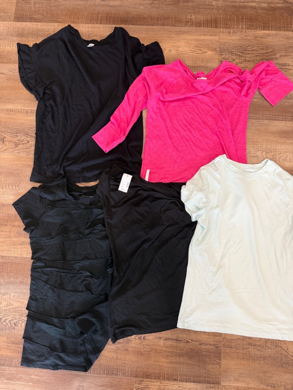 5 Women's Short Sleeve Tees Hot Pink, Black & Light green Mix size women’s small